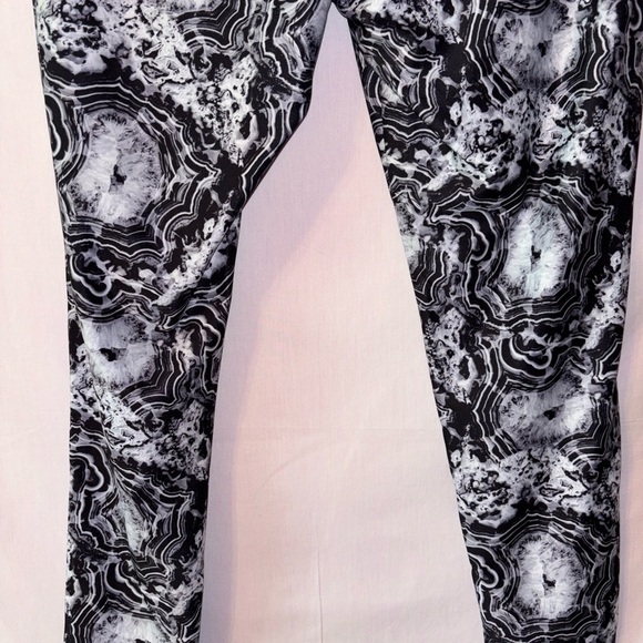 Jockey Black and White Botanical Print Leggings - Picture 7 of 11
